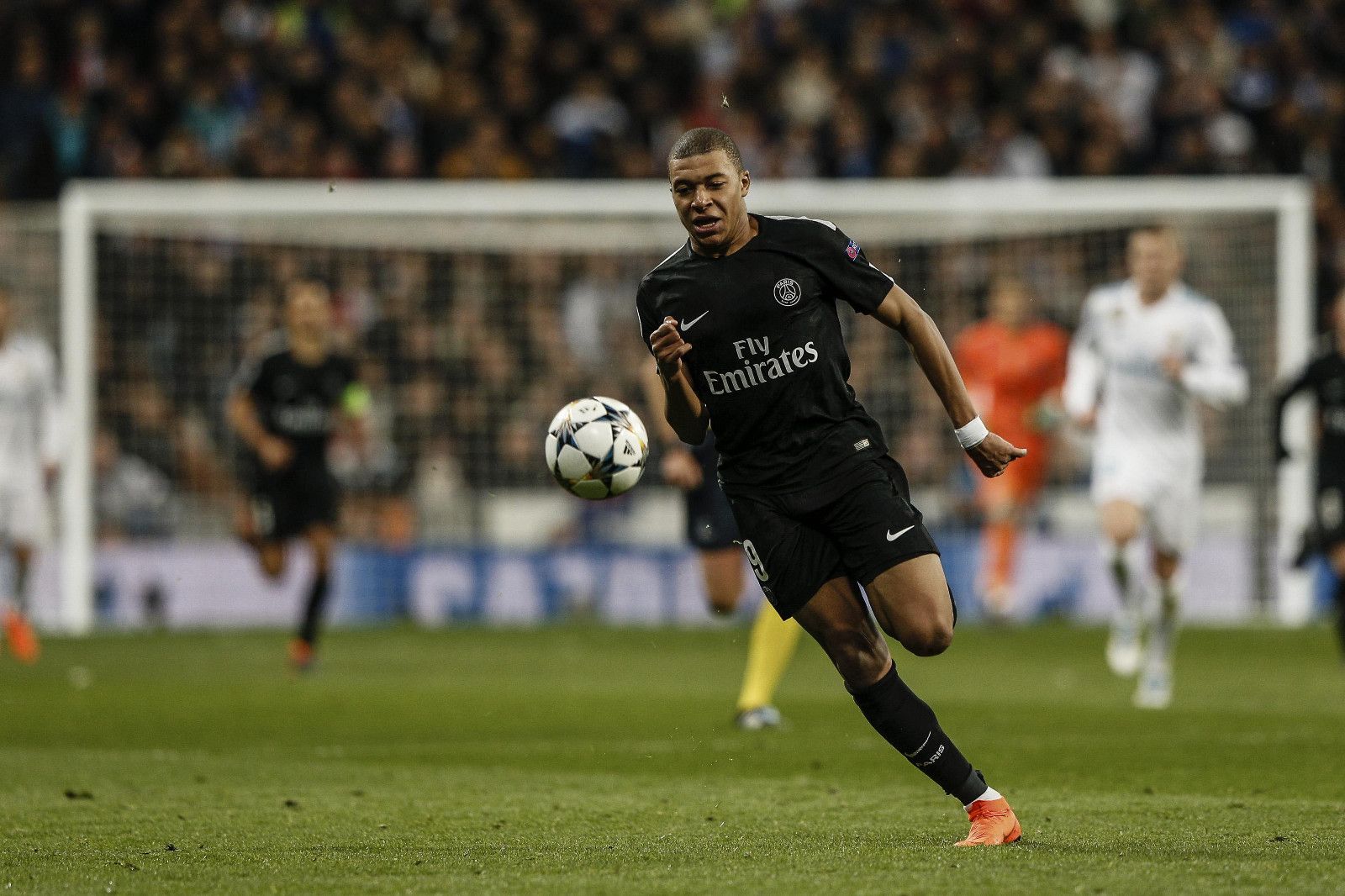 胡尔克完成职业生涯500球里程碑，球迷打出巨型TIFO致敬