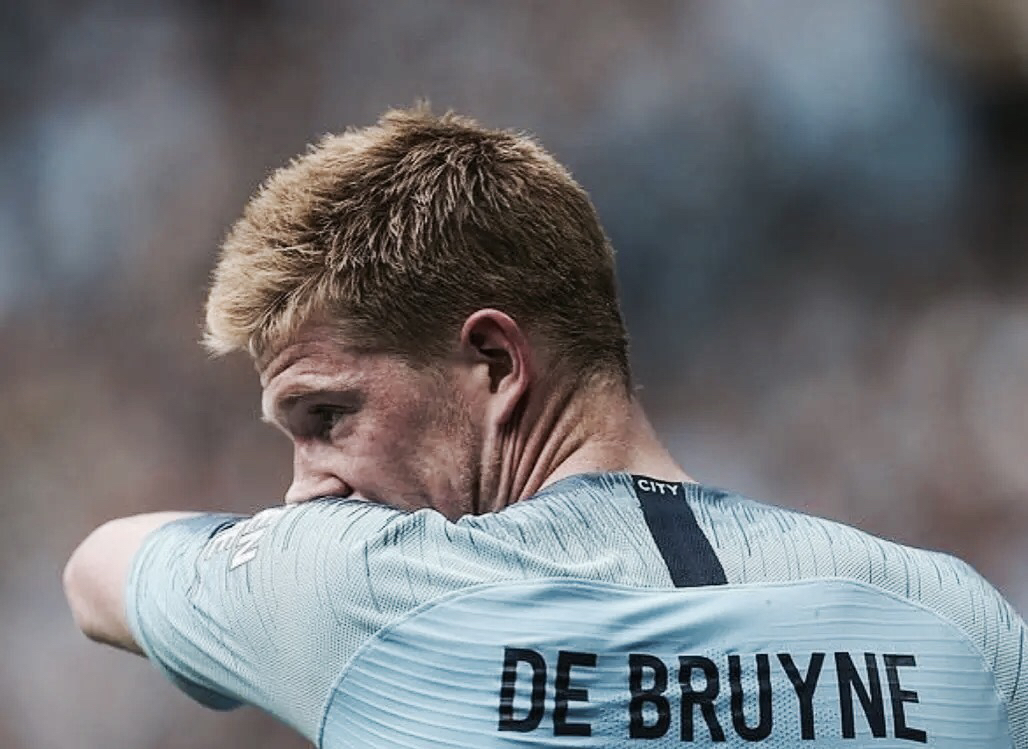 足球巴萨公布主力中场伤情，将缺阵一月