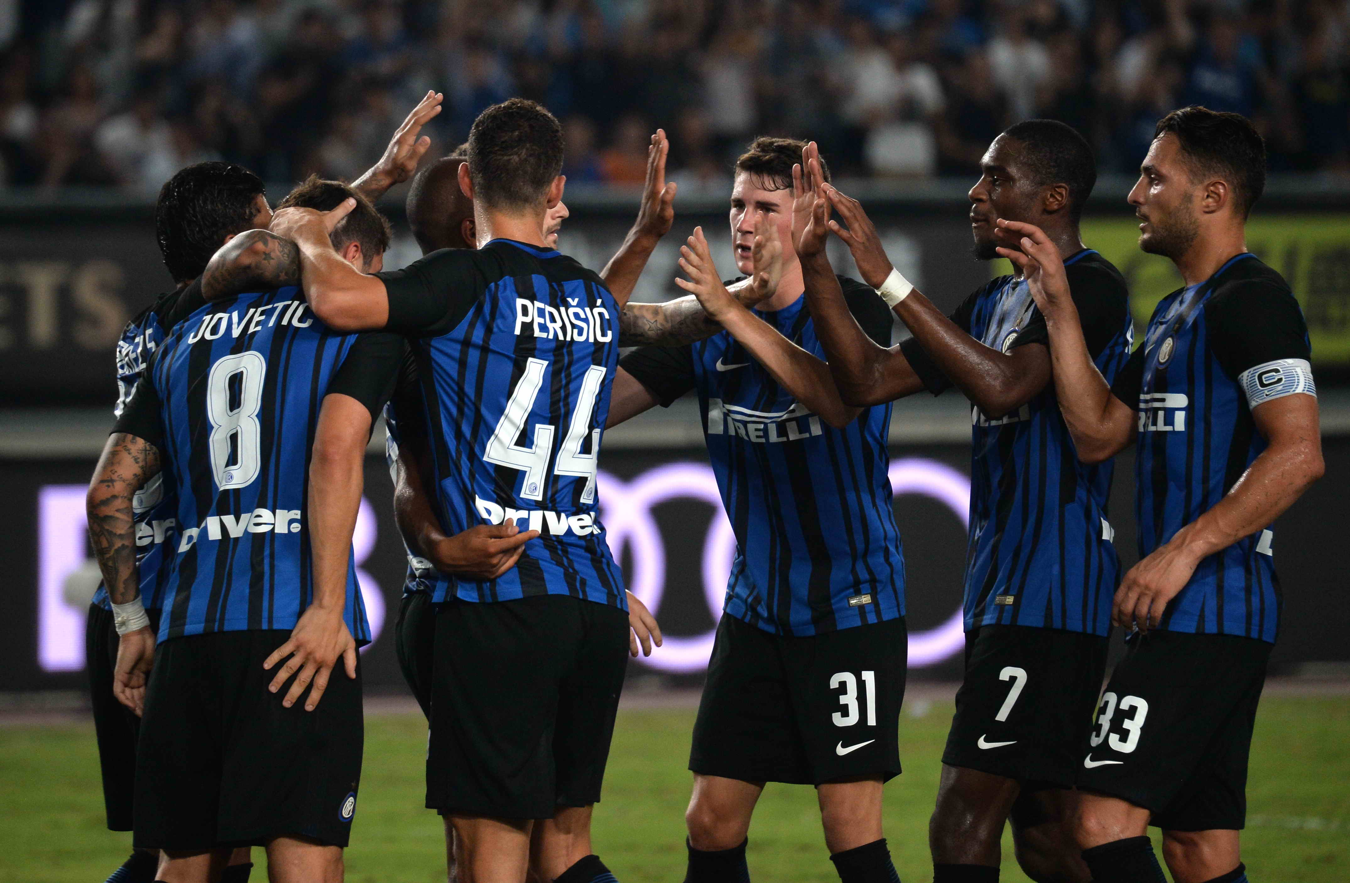 国脚连续射门被封堵仍不气馁