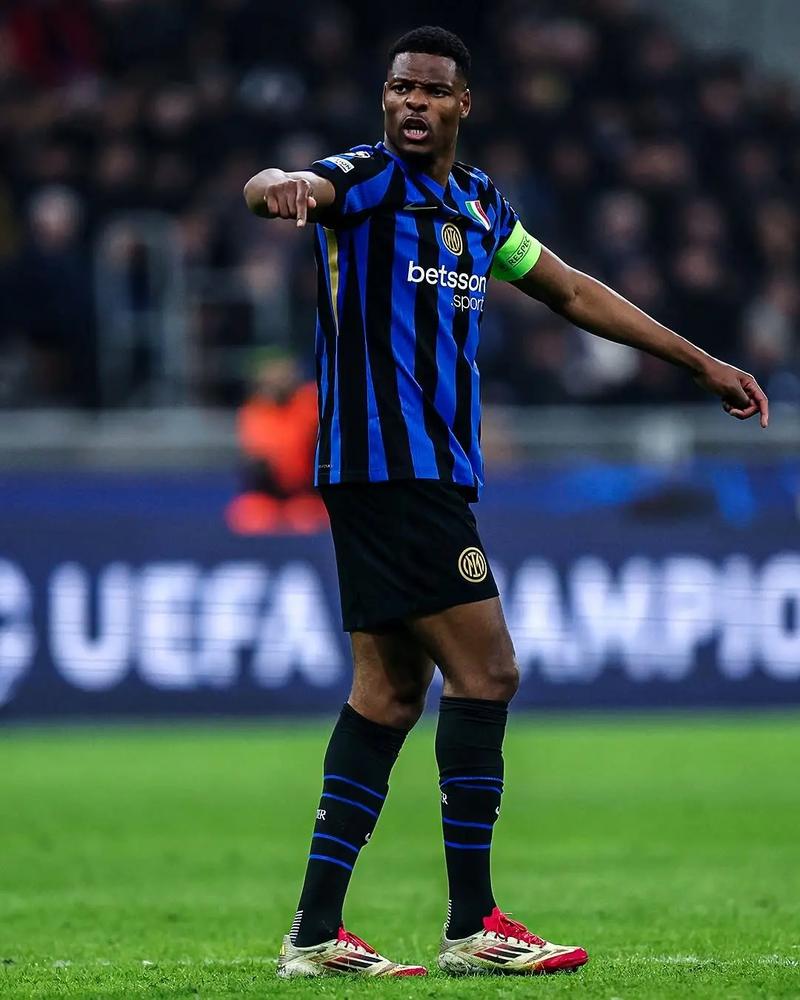 韩鹏：1500分对俱乐部有意义，卡扎伊什维利的金靴也重要（韩鹏谈球队目标：俱乐部1500分意义重大，卡扎伊什维利冲金靴同样关键）