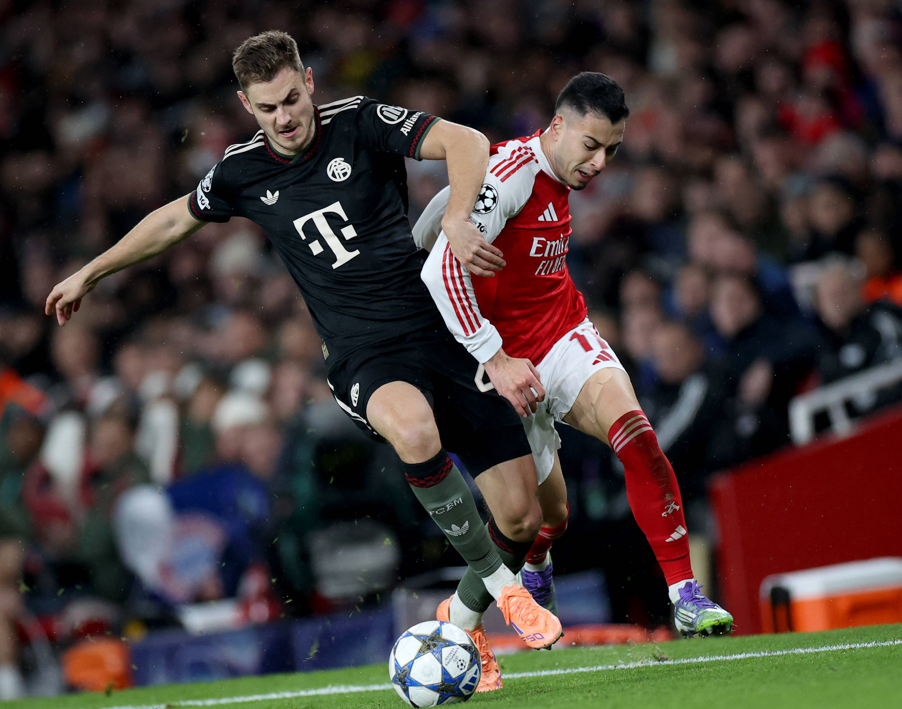 约罗：姆伯莫也会说法语，现在我们的团队就像一个大家庭