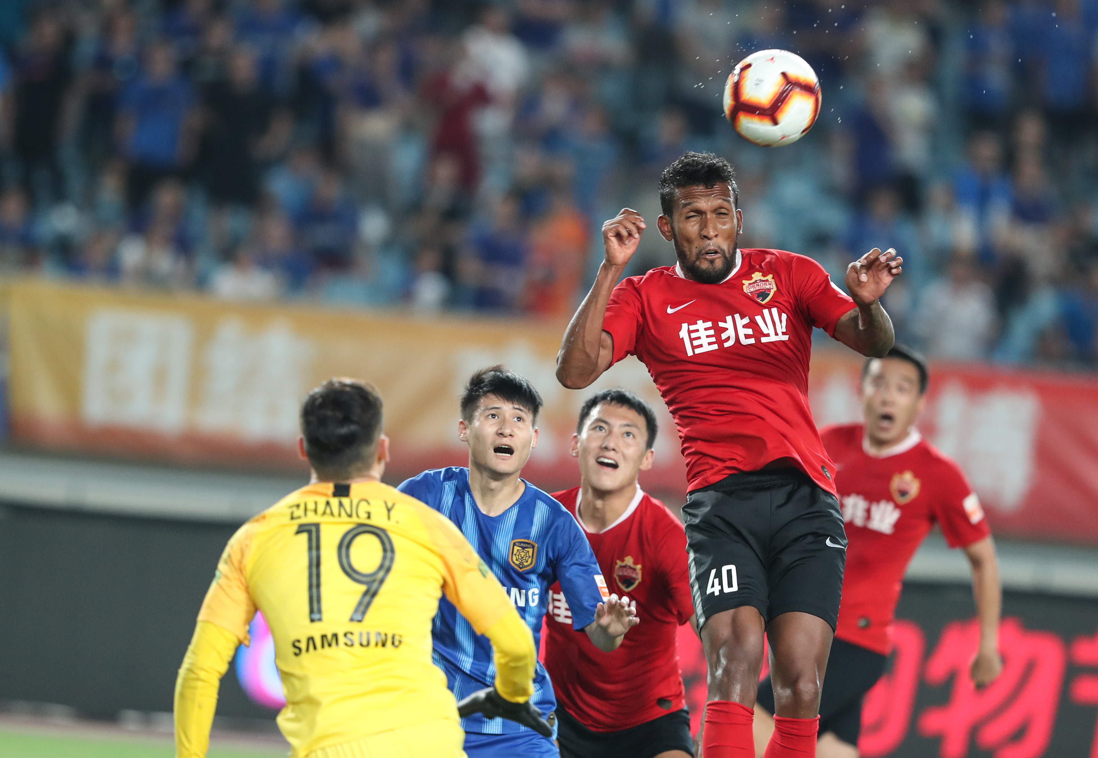 浓眉：弗拉格在琢磨如何在高压下打好球，把球稳稳传给队友