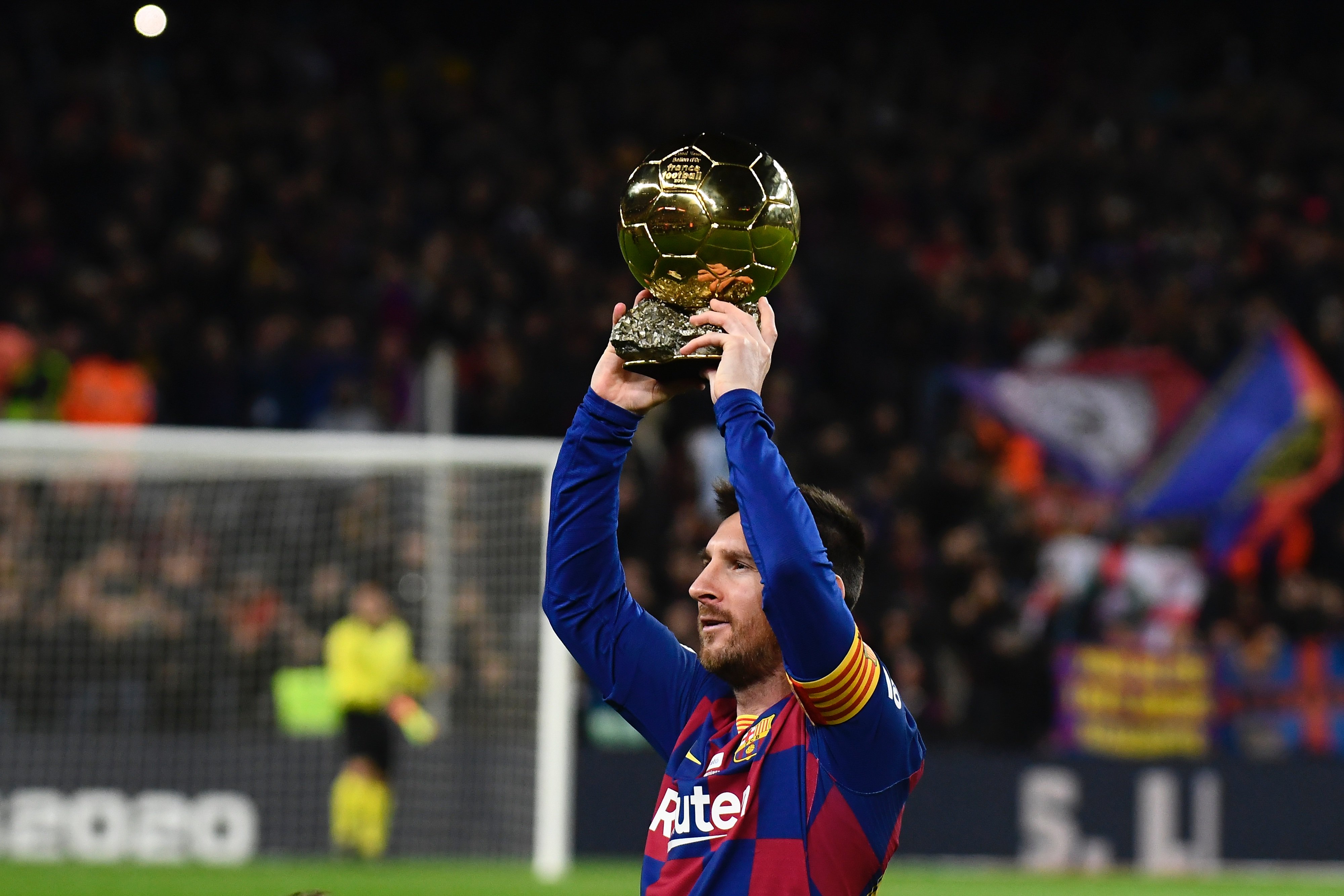 时隔27年重返世界杯正赛，苏格兰多地机场打出广告牌标语庆祝