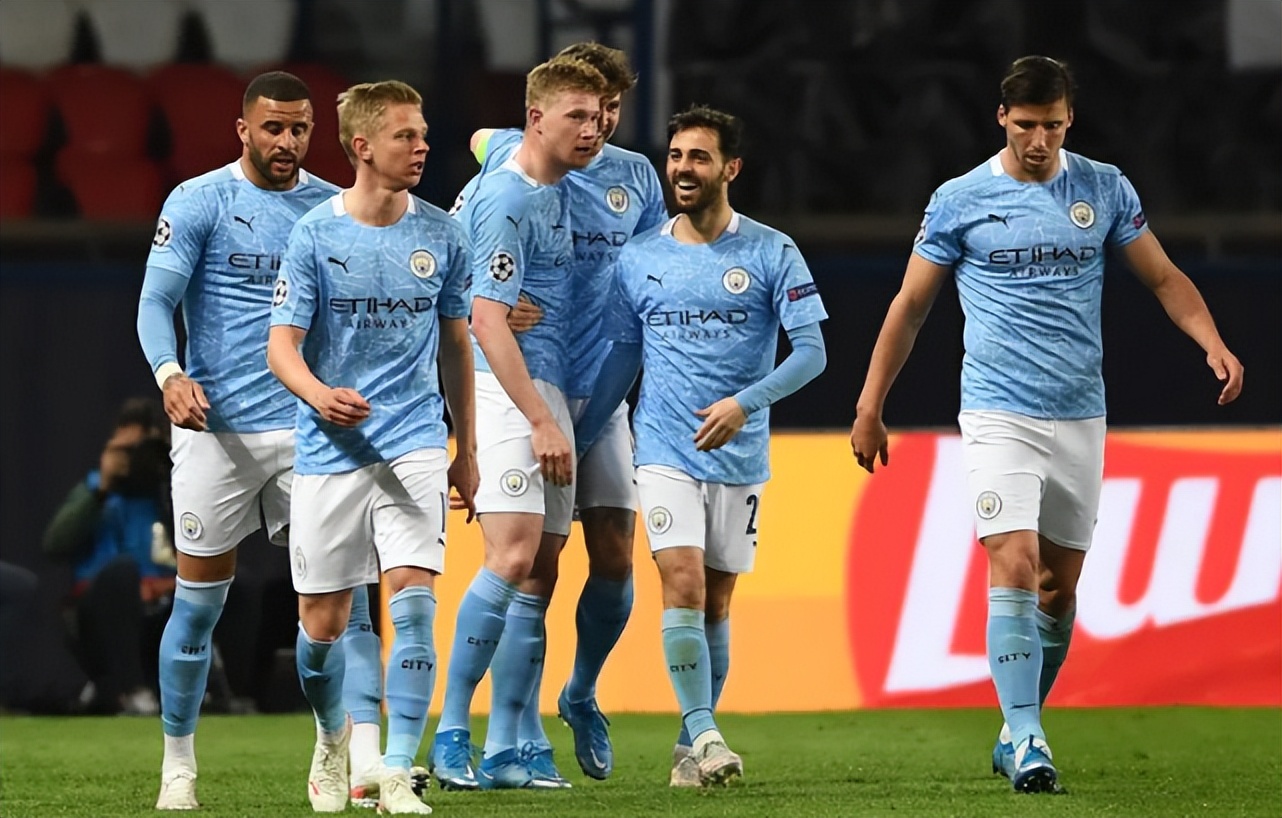 埃基蒂克助攻涉手球争议，主裁观看VAR核查