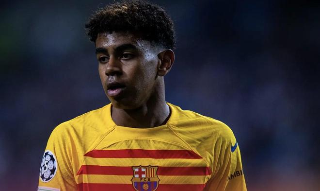 我晒干了沉默！河南后卫周缘德晒与网红田一名合影