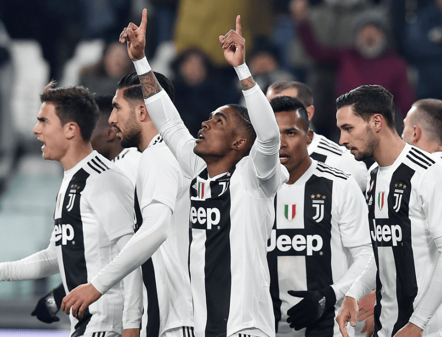 有些尴尬，巴林门将在成功扑救后不慎用脚打入乌龙且弄伤自己