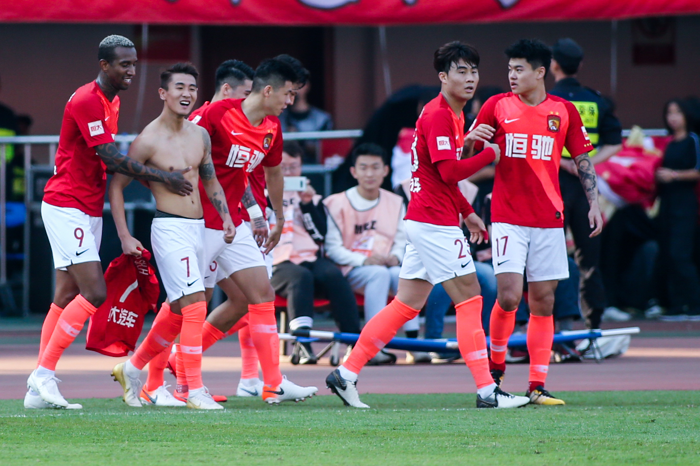 下滑严重！39岁的霍福德，本赛季什么水平？