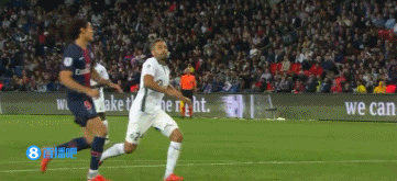 中超比赛亮点：上海海港2-1取胜山东泰山,（中超焦点战：上海海港2比1力克山东泰山）