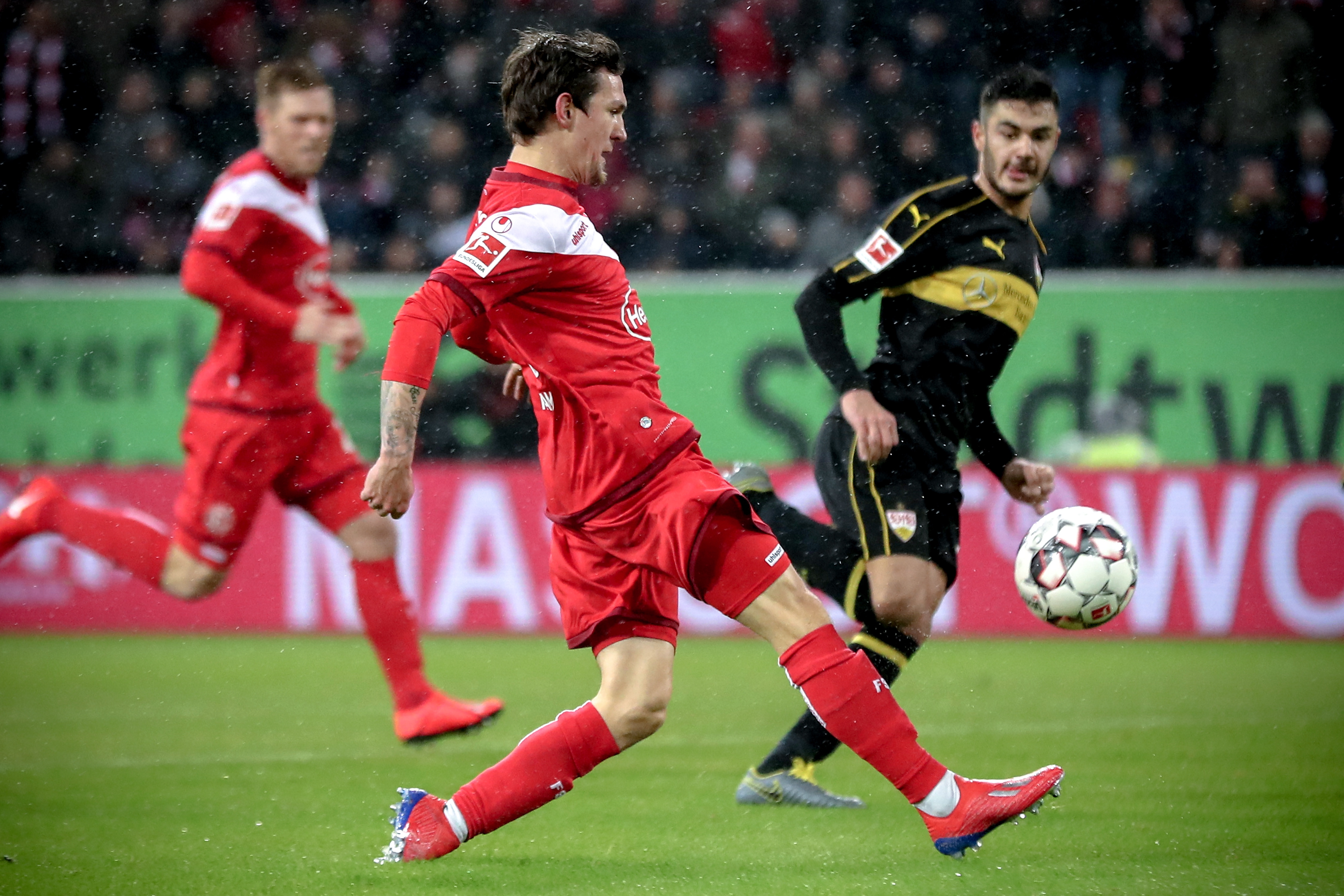 个人能力！两队进攻陷入困境， 奎因上场外线运球高难度急停三分命中！