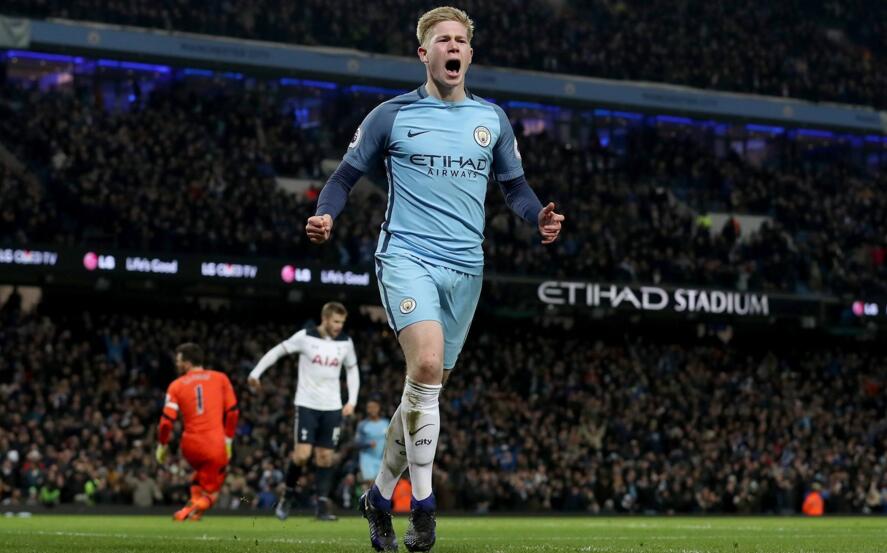 紧跟时事，韩国艺人在热刺vs纽卡看台模仿酷玩乐队观众出轨