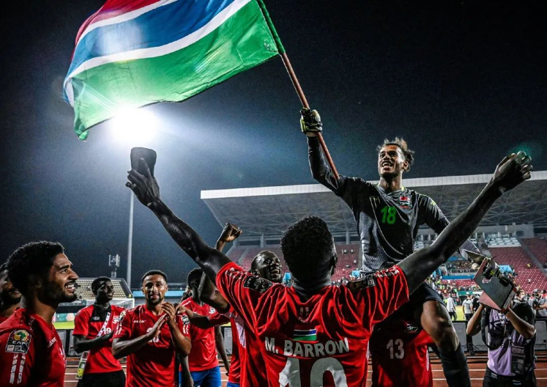 中场一脚直塞把后防撕开了