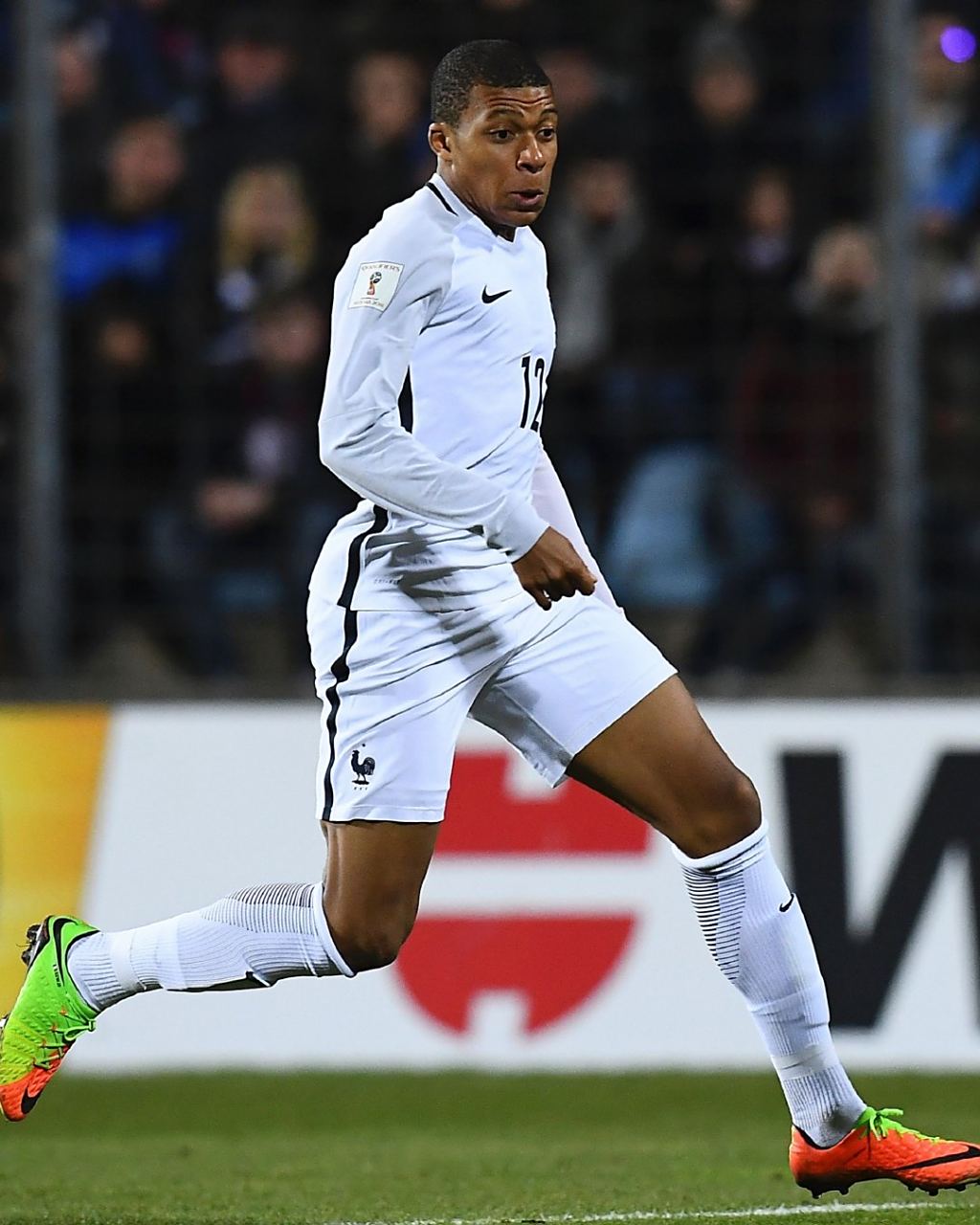 莱万：我们踢得有点松懈，我很久没有在这么差的场地踢球了（莱万直言球队略显松懈：许久未在如此糟糕的场地比赛）